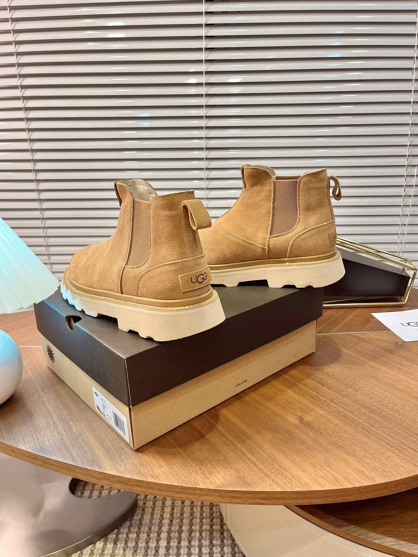【UGG】 P: 600💰 Size: 40 to 44 (45 custom-made) 2025 new style 𝑼𝑮𝑮•Men's ◾️. Winter snow boots and fur shoes. The matching coefficient is also 100%. 💥Good-looking✨Fully fashionable and stylish when worn. 📈 Lager casual boots, lace-up style. The heels are decorated with hot embossed brand logos. Item No.: 1171113 Upper: high-quality cow suede Lining: sheepskin imported from Australia 🐑The inner lining is made of Australian lamb wool Outsole: EVA non-slip outsole. 45